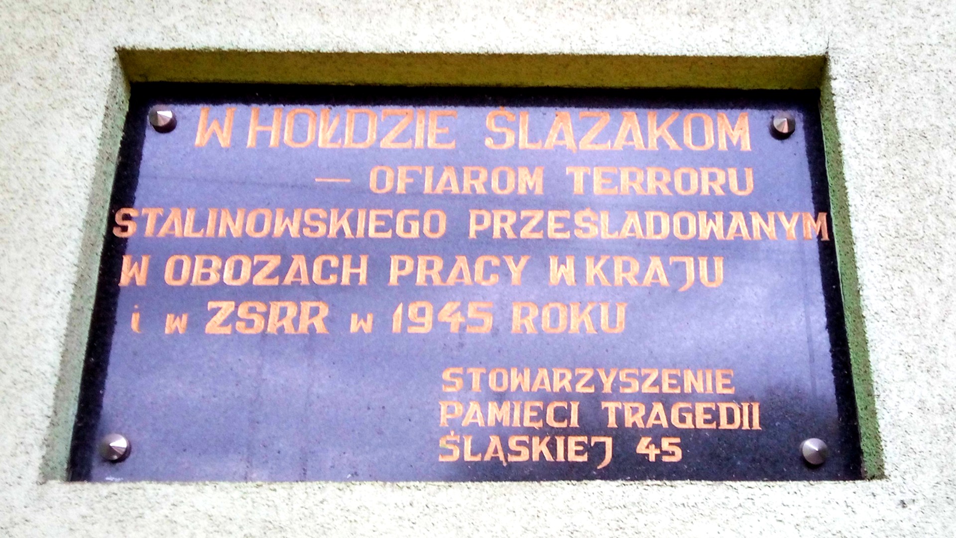 tablica pamiątkowa poświęcona ofiarom terroru stalinowskiego prześladowanym w obozach pracy w kraju i w ZSRR w 1945 roku